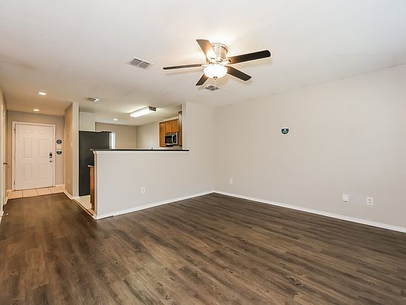 3rd image of 1525 Queens Brook Ln
