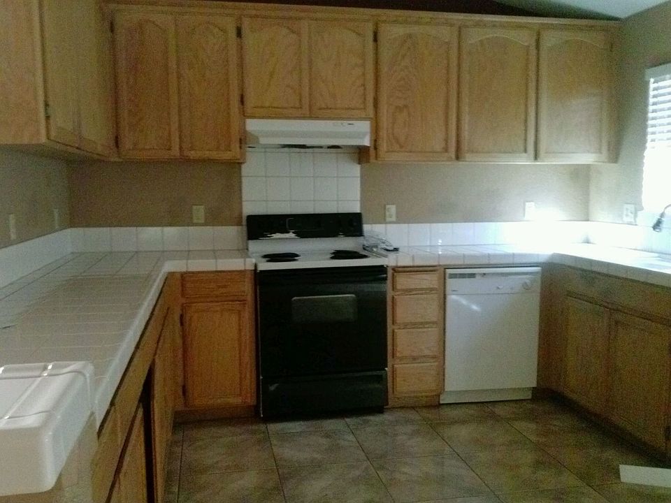 Kitchen it includes microwave and stove/oven.
