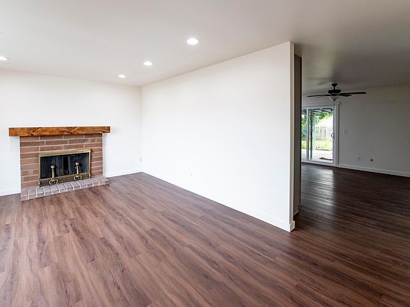 Living room w/view of entrance to kitchen/dining area