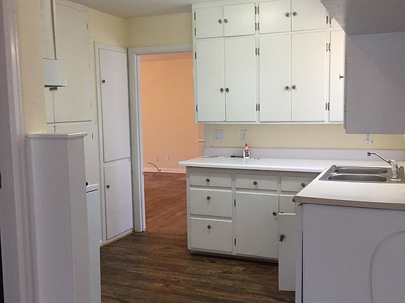 5th image of 1110 Broadmoor St
