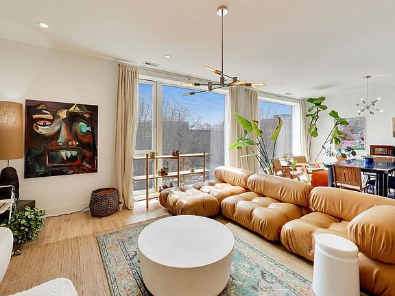 2nd image of 826 W Cullerton St #2E