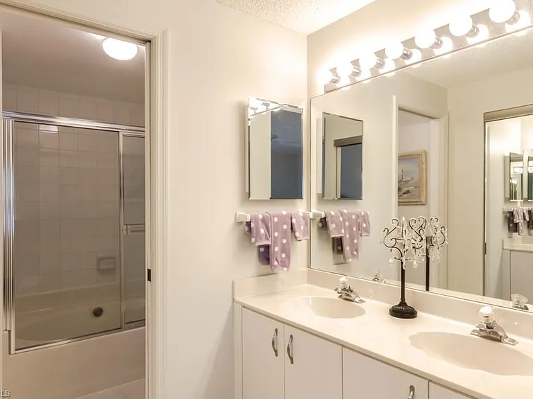1044 Woodshire Ln #B210 — Photo 14