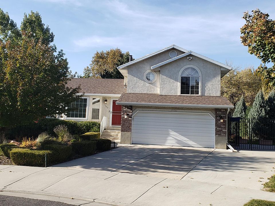 Front facade, w/2 car driveway parking infront of garage.