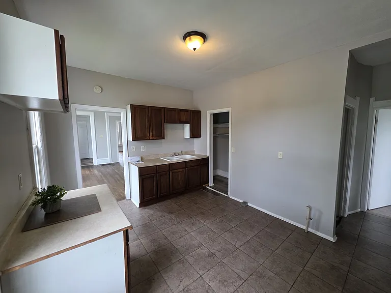 639 W Meinecke Ave #L — Photo 6