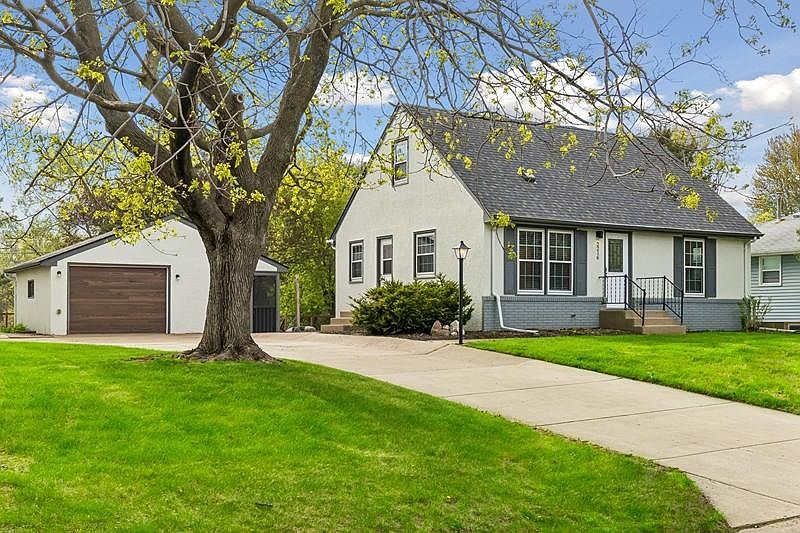 1st image of 2216 Thorndale Ave