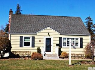 22 Jamaica Ave, Plainview, NY 11803