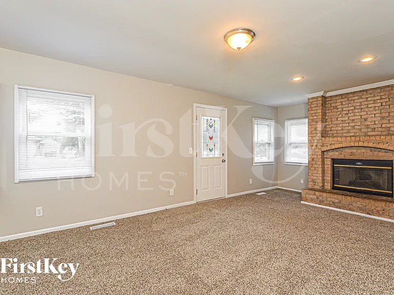 611 Oakwood Dr — Photo 5