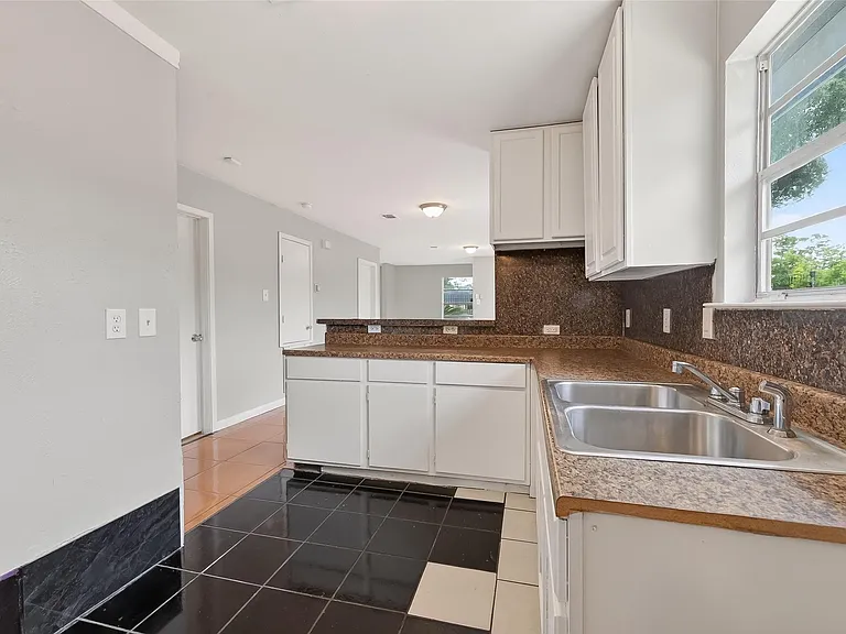 2446 Mayview Dr — Photo 18