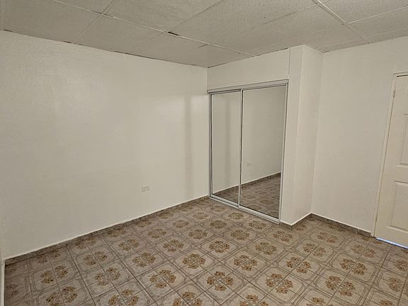 Room 1: closet with mirror doors