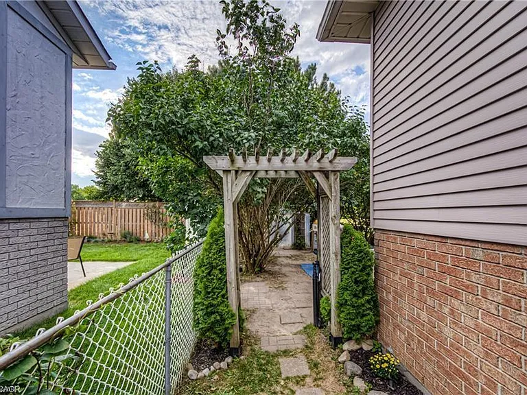 483 Kingscourt Dr #A — Photo 19