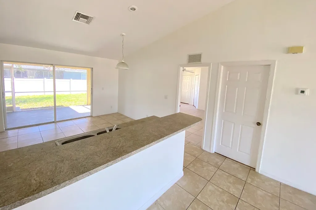 3 bed, 1422 sqft, $1,695 — Photo 2