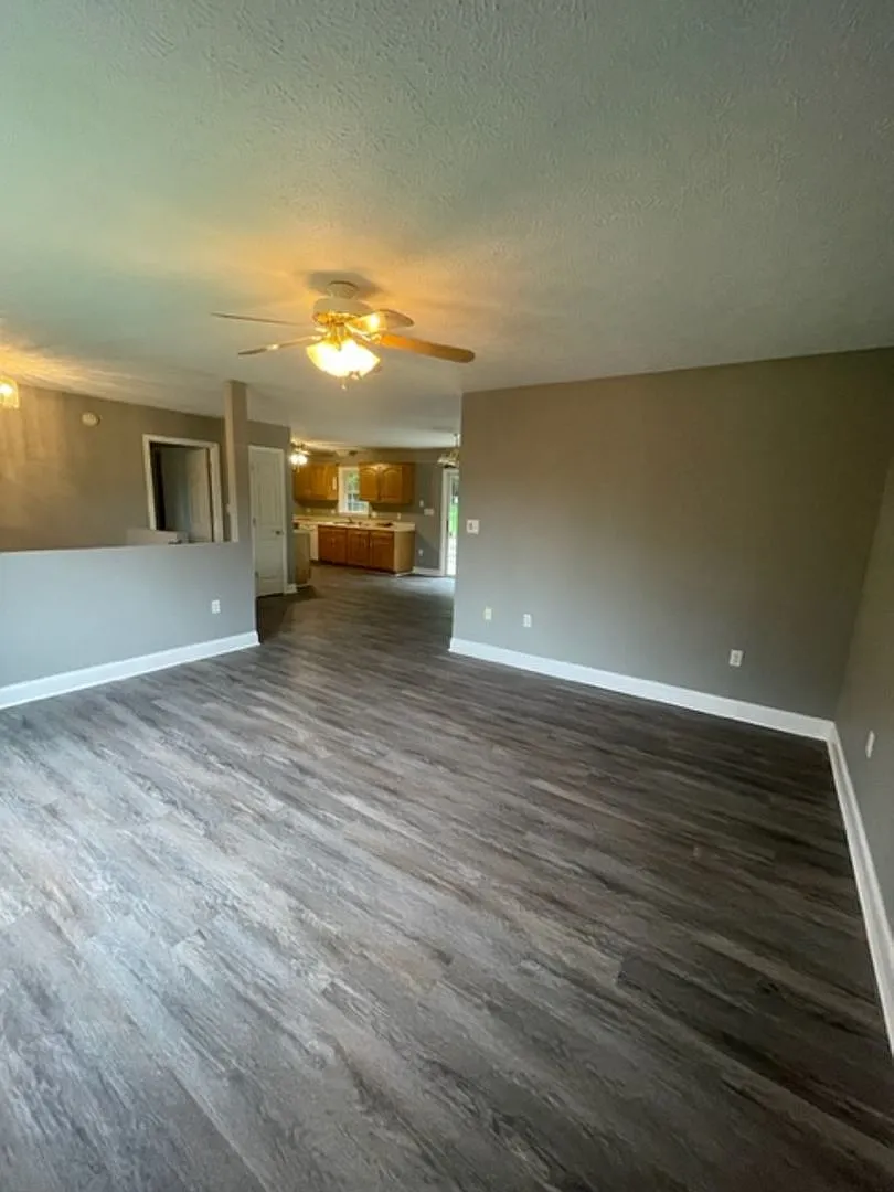 SFH located in Goode — Photo 4