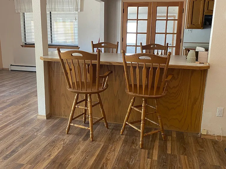 Island in middle of kitchen, living and dinning area