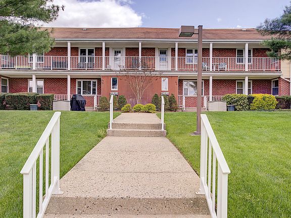 3rd image of 67-75 Cloverdale Ln #B