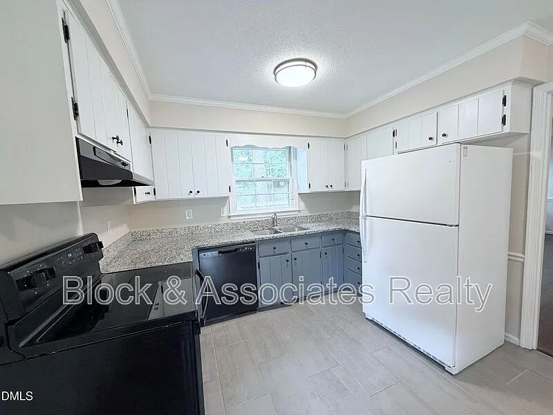 Heather Hills — Photo 3