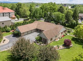 430 Limekiln Dr, Chambersburg, PA 17201