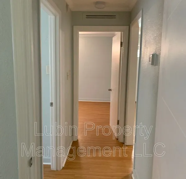 1509 N Hollywood St — Photo 2