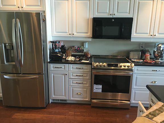 3rd image of 160 River Dr