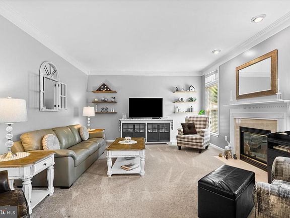 3rd image of 8 Royal Crown Ct
