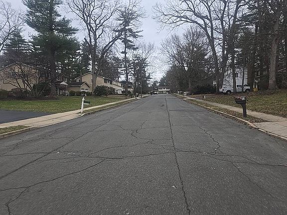 5th image of 11 Bruin Dr