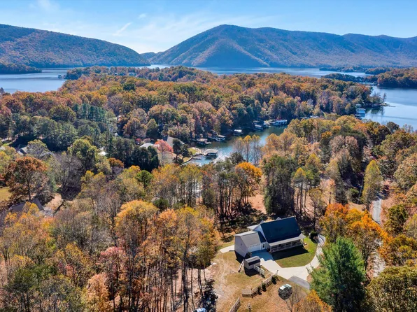 1230 Deerfield Dr, Huddleston, VA 24104