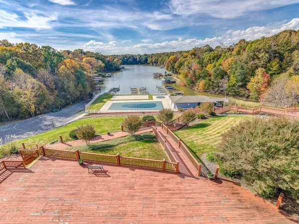 1089 Bluewater Dr, Moneta, VA 24121