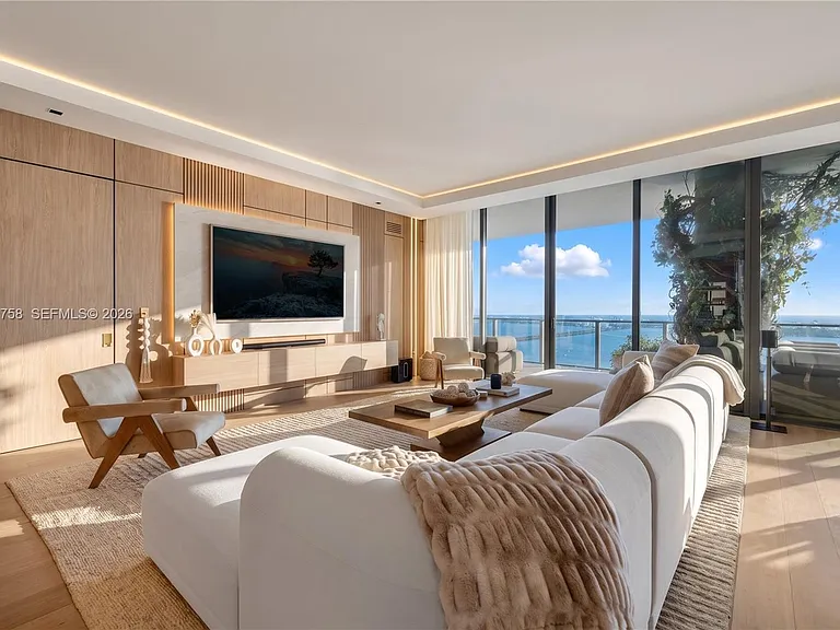 700 NE 24th St #Penthouse 5902 — Photo 8