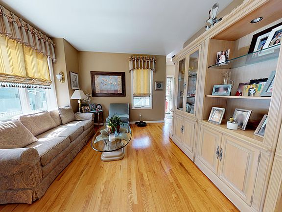 3rd image of 224 Willard Ave