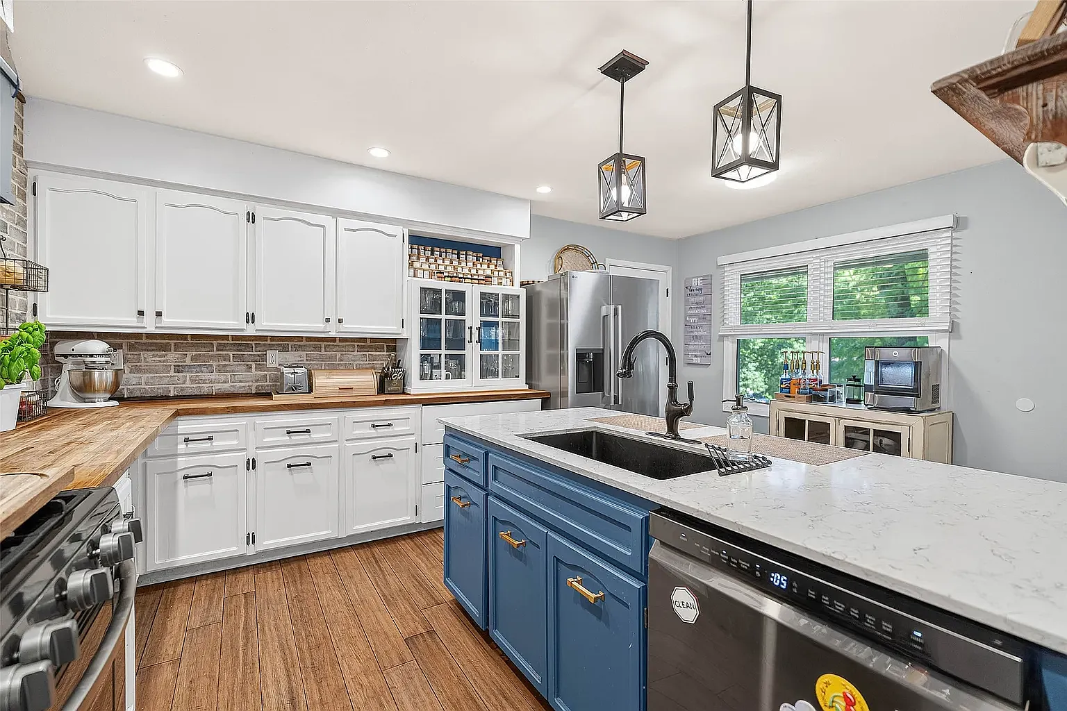 4 bed, 2.5 bath, 1486 sqft, $2,600 — Photo 4