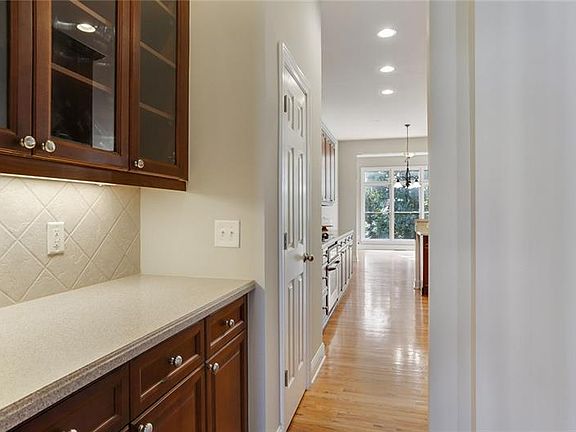 5th image of 425 Creekview Trl SE