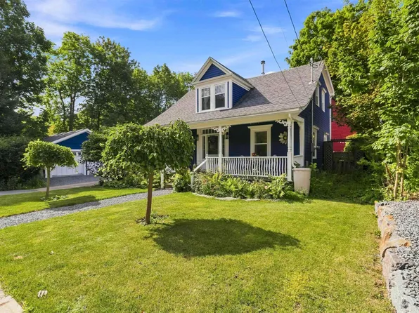 102 Pleasant St, Mahone Bay, NS B0J 2E0