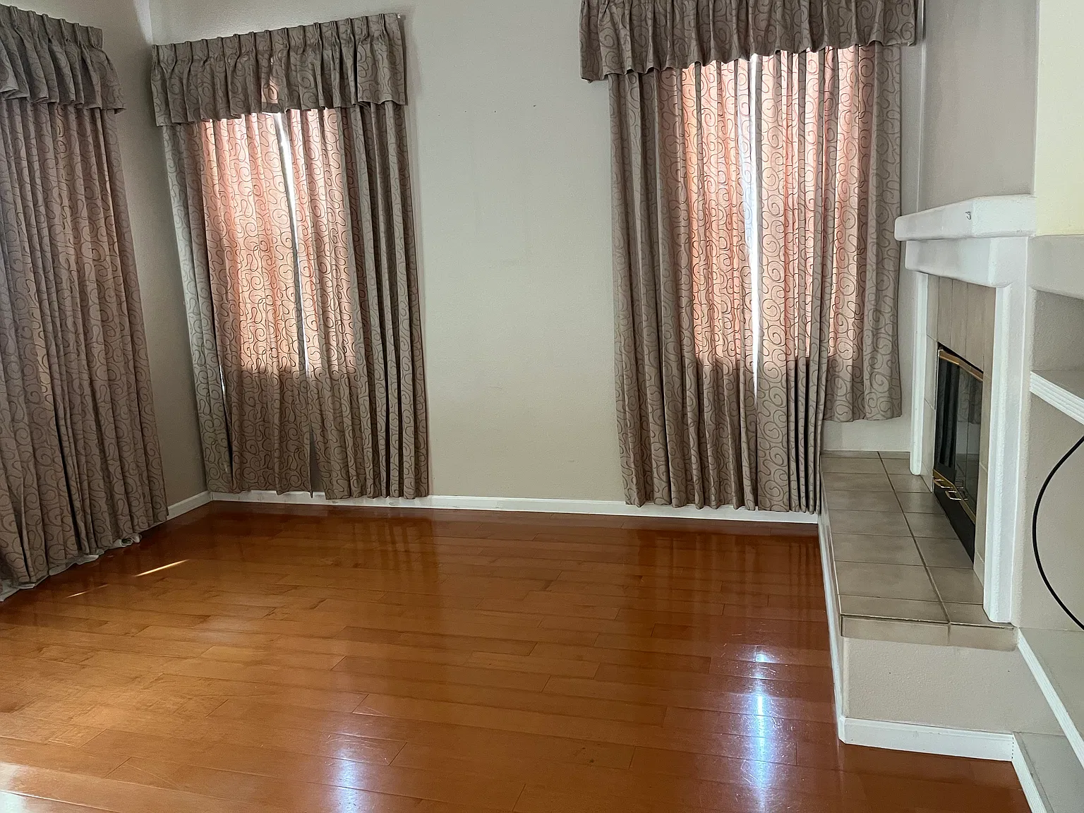 4 bed, 2396 sqft, $3,300 — Photo 4
