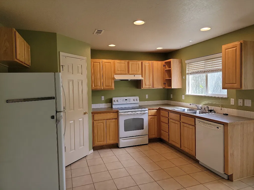 Wonderful 3 bedroom 2.5 Bath in Kuna. Spacious with mature landscaping and fruit! — Photo 3
