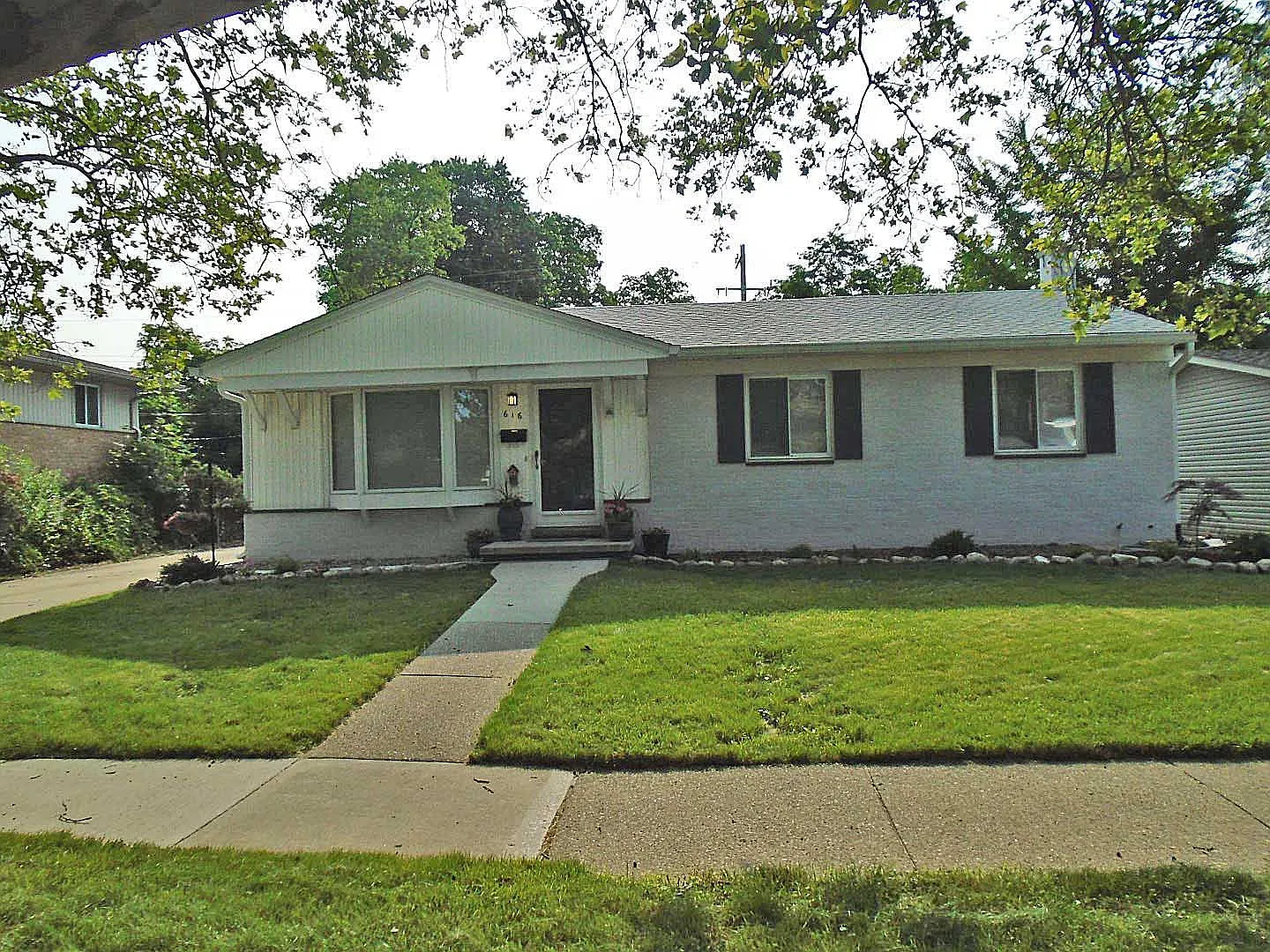 3 bed, 1.5 bath, 1008 sqft, $2,600 — Photo 1