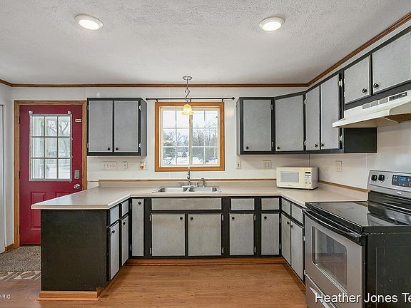 5th image of 1070 Kathleen Dr