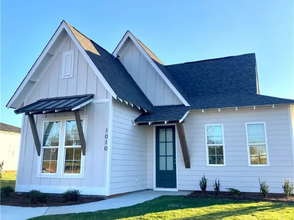 1010 Crossing Ct E, Valley, AL 36854