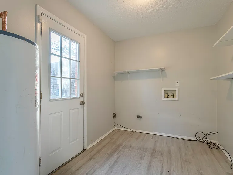 212 Bobbie Ct — Photo 4