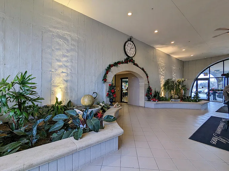 1 Renaissance Pl — Photo 11
