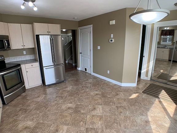 4th image of 640 Athabasca Ave