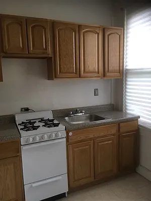 Rented by Halvatzis Realty | media 14