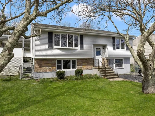 112 Center Ave, Middletown, RI 02842