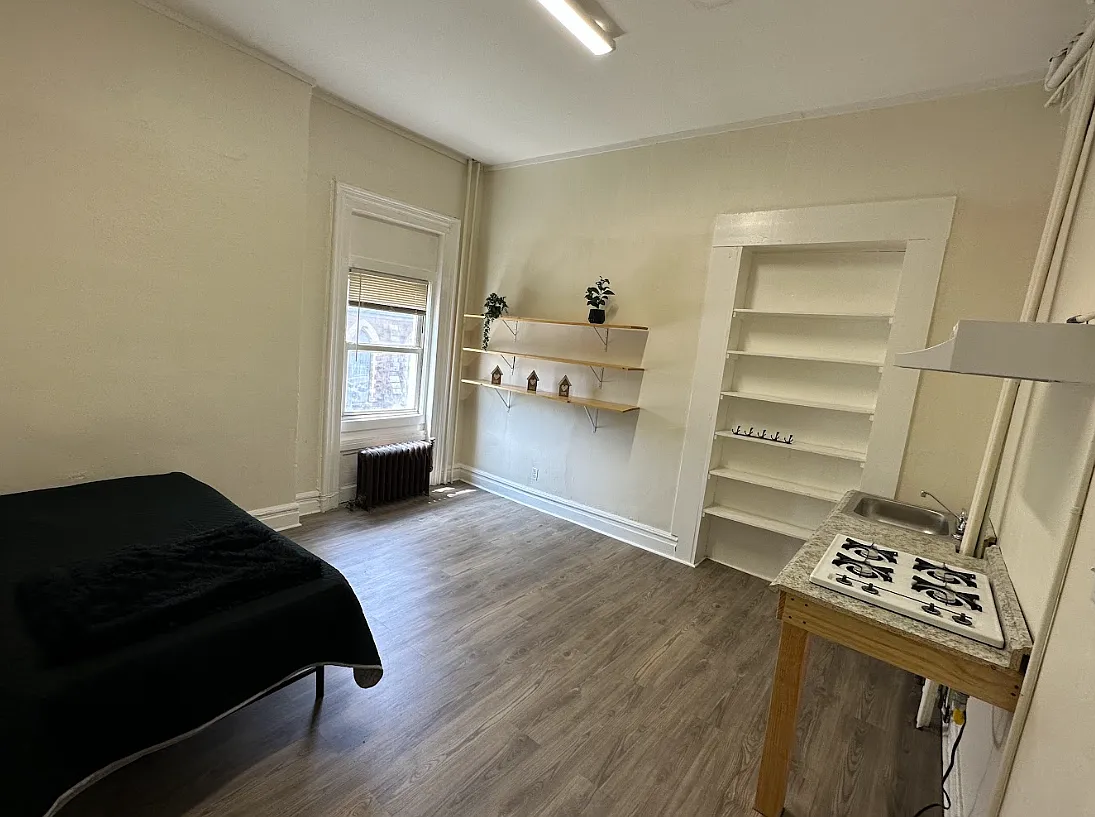 12 bed, 10000 sqft, $850 — Photo 1
