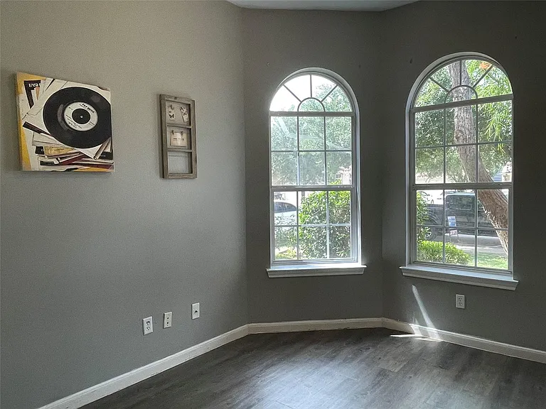 811 Forest Hillside Ln — Photo 4