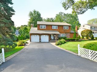 26 Torlen Ct, Hauppauge, NY 11788