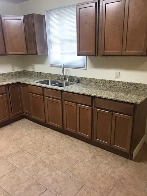 3 bed, 1100 sqft, $1,000 — Photo 4