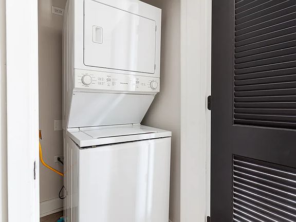 3rd image of 943 W Belmont Ave #403