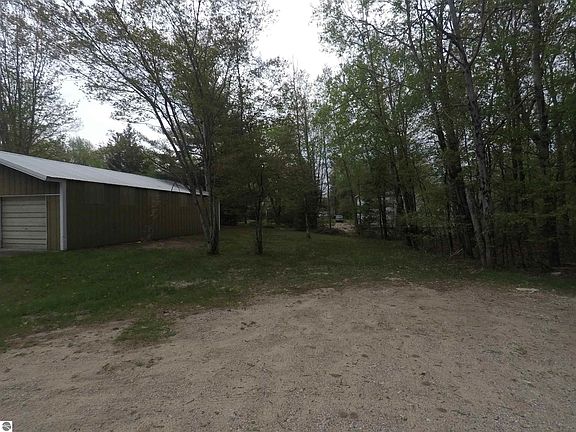 4th image of 137 Henderson Pl
