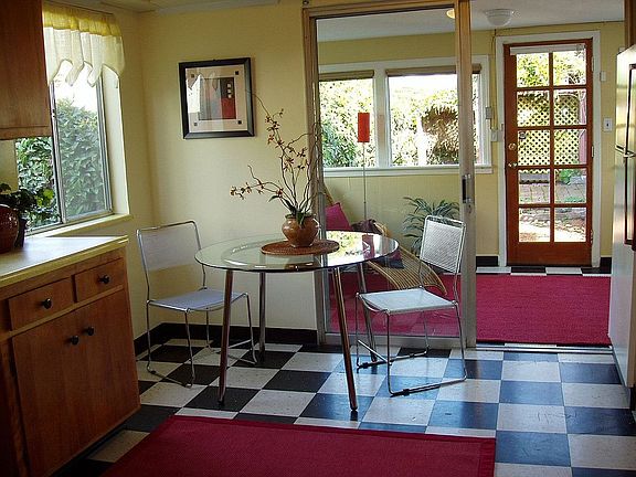 Eat-in Retro-style Country Kitchen