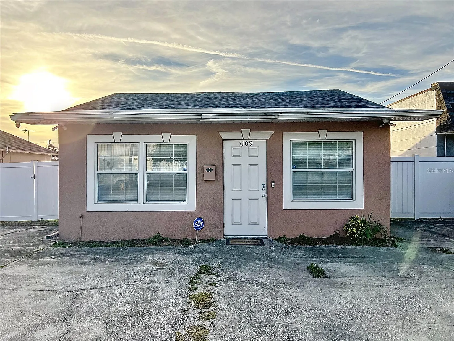 3 bed, 2.0 bath, 1238 sqft, $1,950 — Photo 3