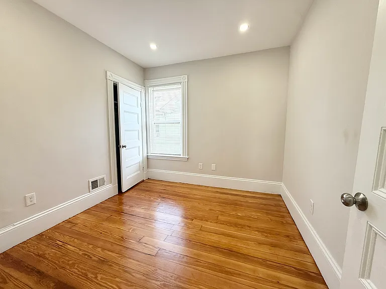 71 Saxton St #3R — Photo 6